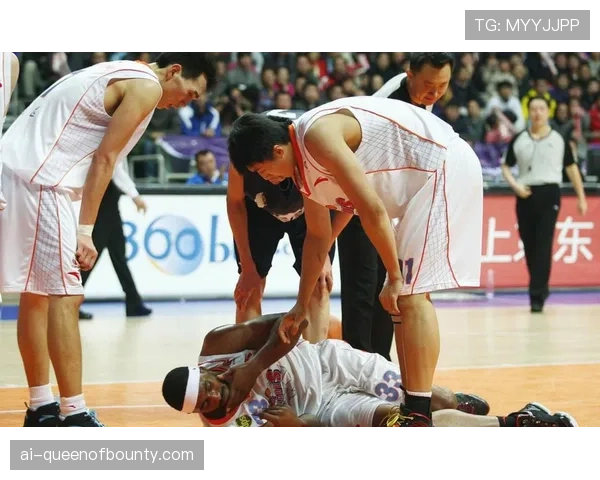 比赛因球迷投掷杂物中断十分钟，主裁警告后将清空部分看台